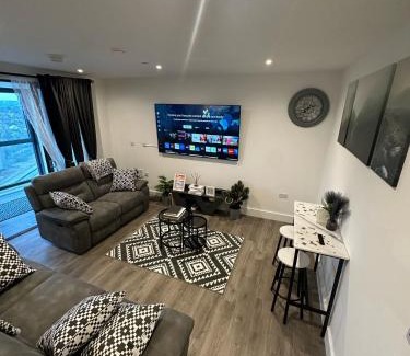 Fairfield Casa | Panoramic Private Room and Bathroom in a Modern Apartment