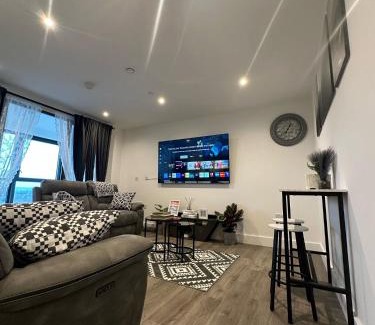 Fairfield Casa | Panoramic Private Room and Bathroom in a Modern Apartment