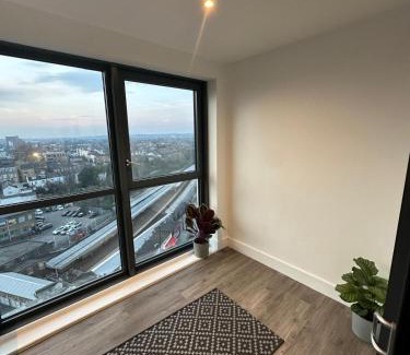Fairfield Casa | Panoramic Private Room and Bathroom in a Modern Apartment