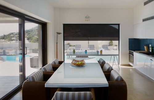 Marathon Villa | Villa de lujo con vistas panorámicas al mar cerca de Atenas, ideal para grupos y familias