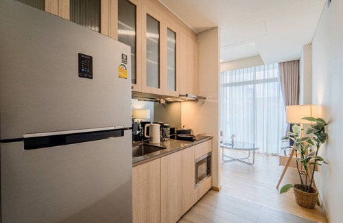 Khlong Toei Condominio | Panoramic 2BR near Ekkamai with Infinity Pool