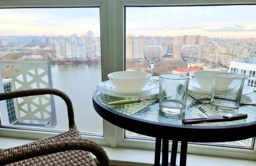 Pozniaky Apartamento | Panoramic view of the lake in the new apartment