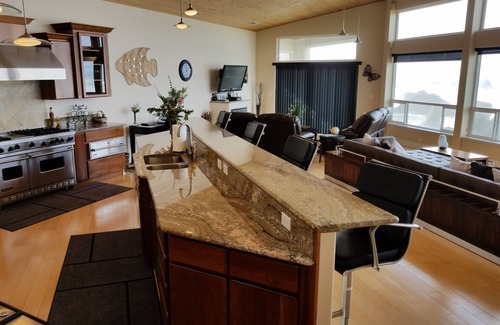 Bandon Casa | OCEANFRONT LUXURY new home 2700 sq / ft 1 level PETFREE