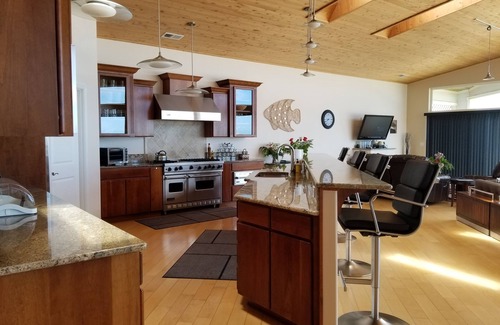 Bandon Casa | OCEANFRONT LUXURY new home 2700 sq / ft 1 level PETFREE