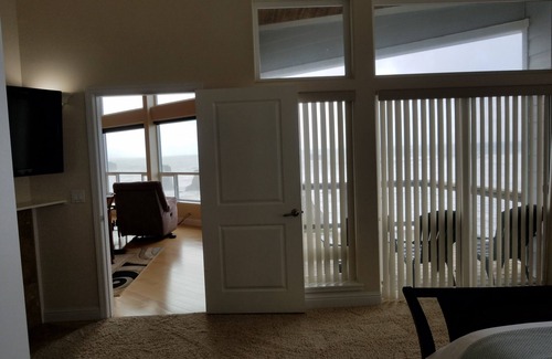 Bandon Casa | OCEANFRONT LUXURY new home 2700 sq / ft 1 level PETFREE