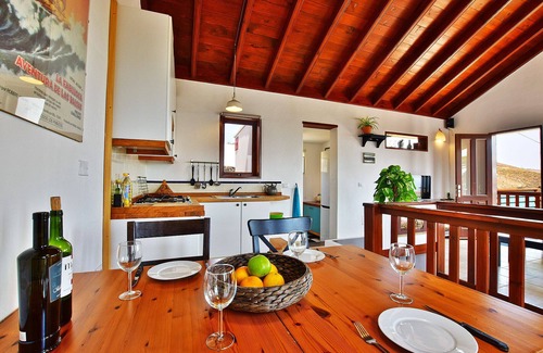Tabayesco Villa | Vista panorámica sobre la bahía de Arrieta, jardín privado, a 1 km de la playa.
