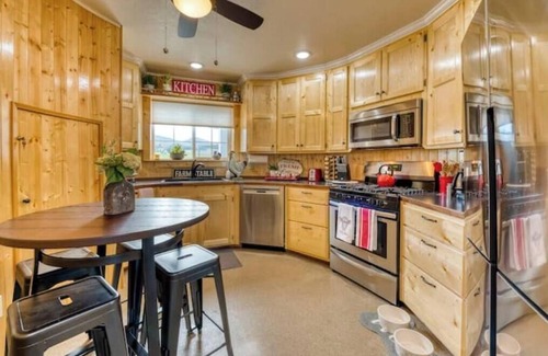 Corvallis Casa | Panoramic Views & Dog Heaven at The Silo!