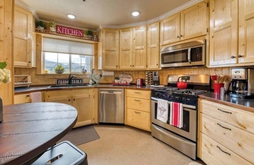 Corvallis Casa | Panoramic Views & Dog Heaven at The Silo!