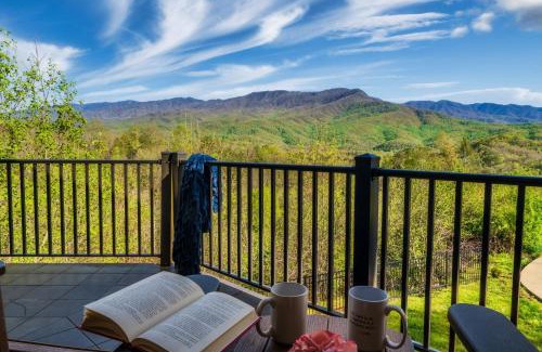 Pittman Center Casa | Panoramic Views-Fire Pit-Hot Tub-Arcade