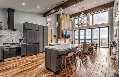 Morganton Chalet De Esquí | Panoramic Views from Modern Mountain Chalet close to Blue Ridge, GA.