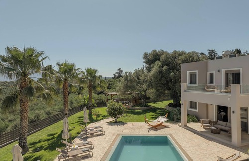 Geropotamos Villa | Villa de nueva construcción con vistas panorámicas, piscina climatizada, barbacoa y parque infantil.