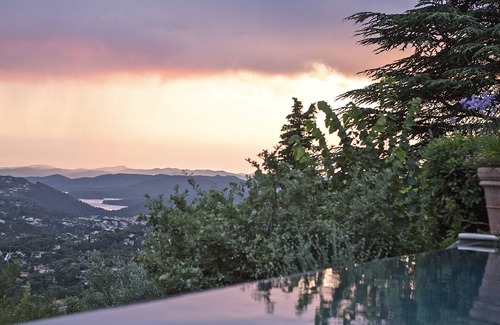 Speracedes Villa | Vistas panorámicas, piscina infinita, jardín maduro de olivos y árboles frutales