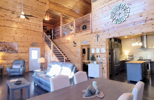 Gatlinburg - Pigeon Forge Chalet De Esquí | Panoramic Views, LED Hot Tub, King Suite, Wi-Fi, Minutes to Downtown Gatlinburg