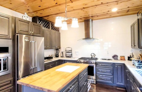 Gatlinburg - Pigeon Forge Chalet De Esquí | Panoramic Views, LED Hot Tub, King Suite, Wi-Fi, Minutes to Downtown Gatlinburg