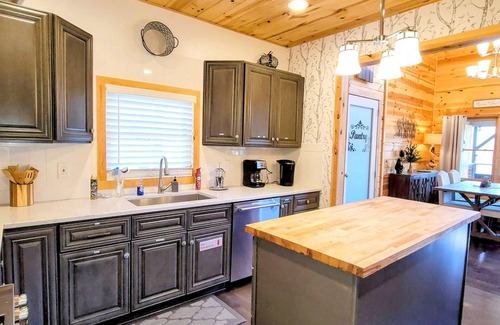 Gatlinburg - Pigeon Forge Chalet De Esquí | Panoramic Views, LED Hot Tub, King Suite, Wi-Fi, Minutes to Downtown Gatlinburg