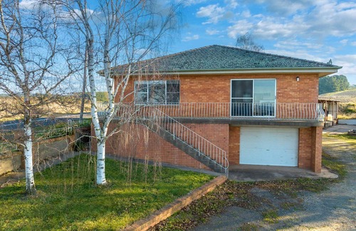 Canobolas Casa | Panoramic Views on Pinnacle - 3 Bedroom Farm Stay