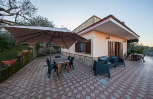 Priora Villa | Panoramic villa nestled in the greenery of Sorrento with panoramic views of Vesuvius