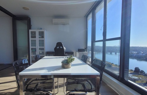 Wentworth Point Apartamento | Panoramic Water and City Views w/ Free Parking