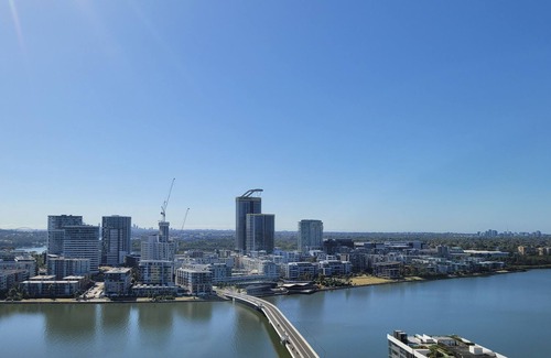 Wentworth Point Apartamento | Panoramic Water and City Views w/ Free Parking