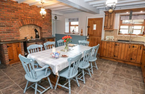 Porthyrhyd Cabaña | PANT TEG FARM, family friendly, country holiday cottage in Carmarthen