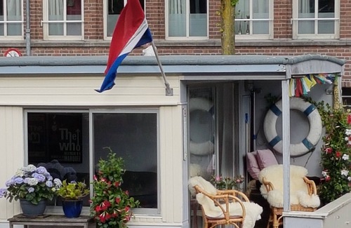 Grachtengordel-West Alquiler De Eote | Pantheos Houseboat en Prinsengracht con una vista de Westerkerk el punto de referencia.