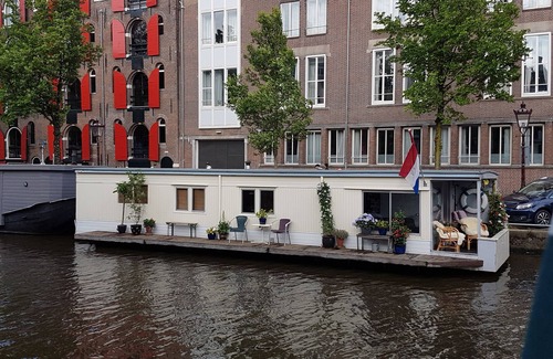 Grachtengordel-West Alquiler De Eote | Pantheos Houseboat en Prinsengracht con una vista de Westerkerk el punto de referencia.