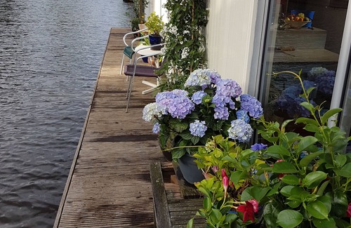 Grachtengordel-West Alquiler De Eote | Pantheos Houseboat en Prinsengracht con una vista de Westerkerk el punto de referencia.