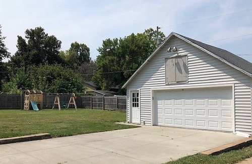 Papillion Casa | Papio Retreat - Walk to Downtown