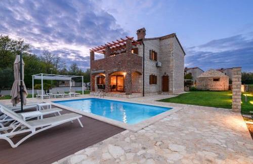 Butkovici Villa | Paradis Villa Stone Queen with Heated Pool