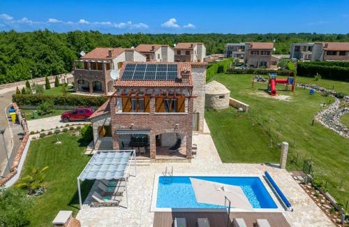 Butkovici Villa | Paradis Villa Stone Queen with Heated Pool