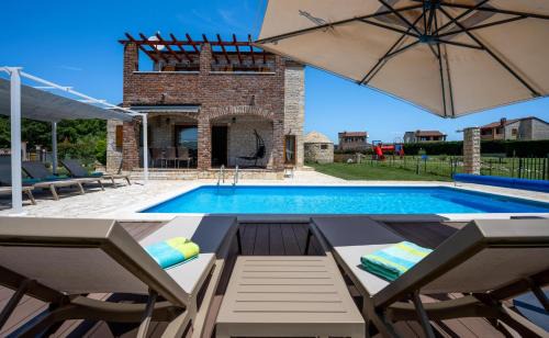 Butkovici Villa | Paradis Villa Stone Queen with Heated Pool