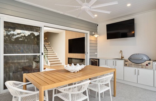 Soldiers Point Casa | Paradise, 1-2B Bagnall Ave - water views, air con, Wi-Fi, Dog Friendly