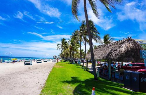 Deerfield Beach Casa | Paradise Awaits! Beach, King Bed, Private Yard & Workspace