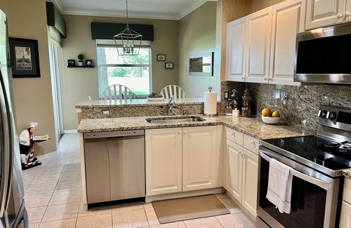 Naples Casa | Paradise Awaits! Country Club Living, Private Golf Course, beaches, 1st Floor!