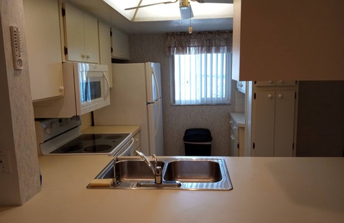 Lake Suzy Condominio | Paraíso espera en este 2 dormitorios, 2 baños primer piso Condo en Lake Suzy, FL