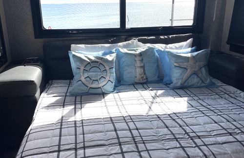 Key Largo Alquiler De RV | Paradise Casa Bayfront sunsets, pool, Private dock, Glamping