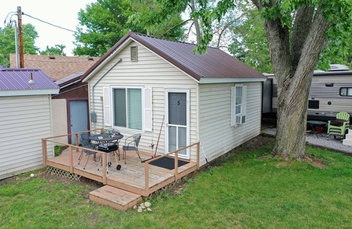 Monticello Cabaña | Paradise Cove Lakeside Cottages