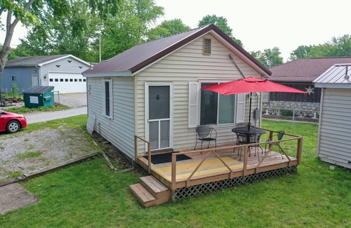 Monticello Cabaña | Paradise Cove Lakeside Cottages