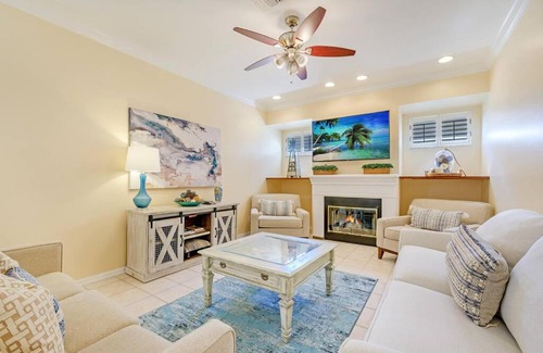 Central Naples Villa | Paradise Escape Luxury Pool w/Game Room King Bed