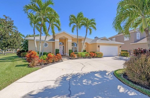 Central Naples Villa | Paradise Escape Luxury Pool w/Game Room King Bed