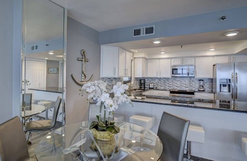 Thomas Drive Condominio | ¡PARAÍSO ENCONTRADO! Frente a la playa, lujo moderno con el balcón más grande de la playa
