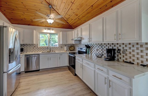 Kapoho Casa | Paradise found! 3 bedroom home with large lanai, AC and 2 blocks from the ocean