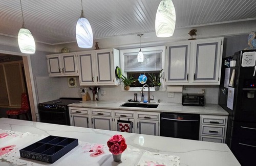 Michigan Casa | Paradise found in this charming 2-bedroom house on Lake Erie Waterfront