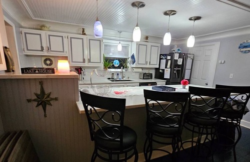 Michigan Casa | Paradise found in this charming 2-bedroom house on Lake Erie Waterfront