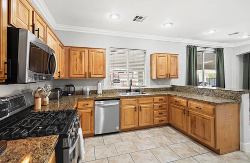North Las Vegas Casa | Paradise Found: Luxurious Poolside Escape