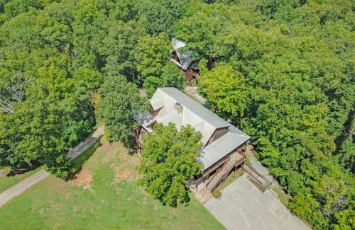 Sevierville Casa | Paradise Glenn, Huge Cabin, Hot Tub, Game Room, 685 FREE tickets each paid day!