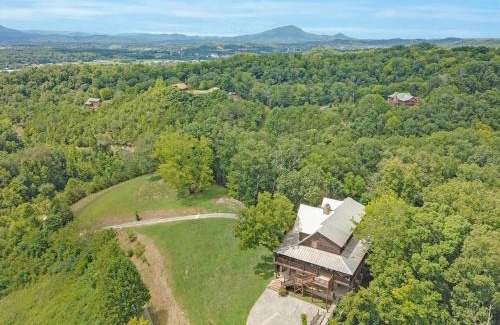 Sevierville Casa | Paradise Glenn, Huge Cabin, Hot Tub, Game Room, 685 FREE tickets each paid day!