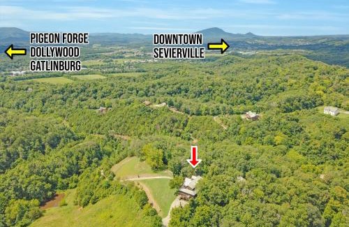 Sevierville Casa | Paradise Glenn, Huge Cabin, Hot Tub, Game Room, 685 FREE tickets each paid day!
