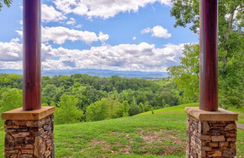 Sevierville Casa | Paradise Glenn, Huge Cabin, Hot Tub, Game Room, 685 FREE tickets each paid day!