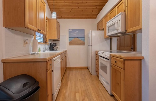 Reeds Spring Casa | Paradise Lodge 2 Bedroom Home by RedAwning